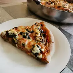 Pizza mit Dinkelteig