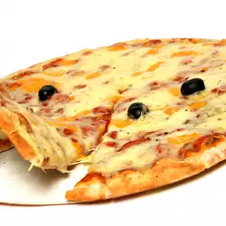 Pizza mit Käse und Basilikum