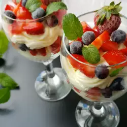 Nachtisch im Glas mit Früchten