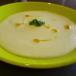 Vegane Cremesuppe mit Blumenkohl und Lauch