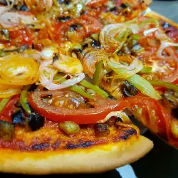 Pizza mit Auberginen, Zwiebeln und Tomaten