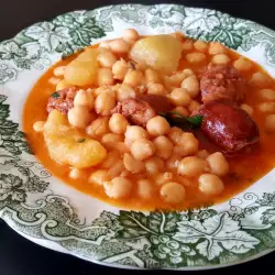 Spanischer Eintopf mit Kichererbsen und Chorizo ​​(Potaje)