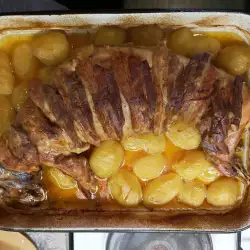 Gefülltes Kaninchen im Ofen mit Kartoffeln