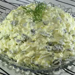 Festlicher Salat mit Eier, Weißkäse und Essiggurken