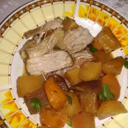 Lammfleisch mit Kartoffeln und Karotten im Ofen