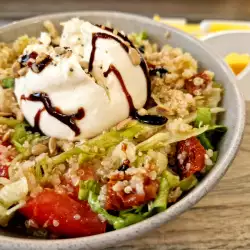 Salat mit Burrata und Quinoa