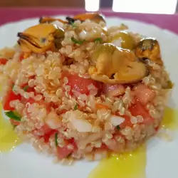 Mediterraner Salat mit Muscheln, Oliven und Quinoa