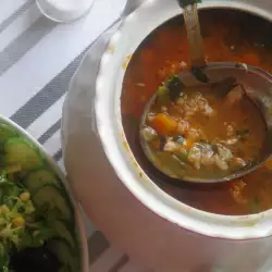 Fischsuppe mit Reis, Zwiebeln und Paprika