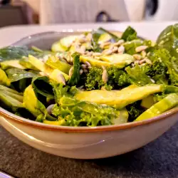 Grüner Salat mit Avocado