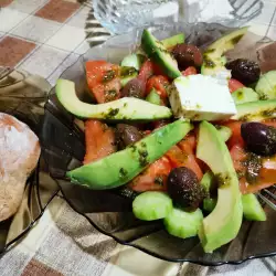 Gesunder Salat mit Pinienkernen