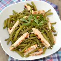 Salat aus grünen Bohnen und gebratenem Putenfleisch