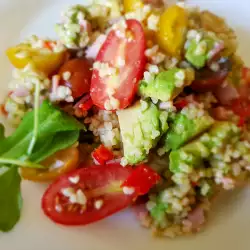 Salat mit Bulgur und Avocado