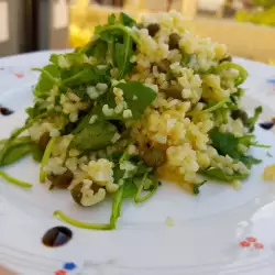 Frischer Salat mit Bulgur, Rucola und Kapern