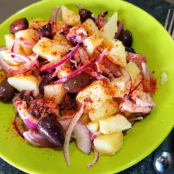 Kartoffelsalat mit Oktopus und Oliven