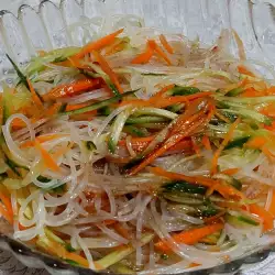 Reisnudel Salat mit Gurke und Karotte