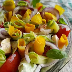 Salat mit Zucchini, Tomaten und Mozzarella