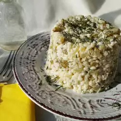 Couscous Salat mit Essiggurken und Mayonnaise