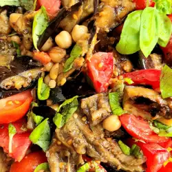 Mediterraner Salat aus Auberginen und Kichererbsen