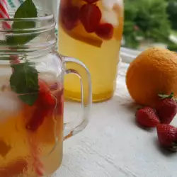 Sommer-Cocktail mit braunem Zucker