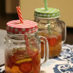 Sommer-Cocktail mit Erdbeeren