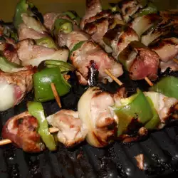 Schweinefleischspieße mit Paprika und Zwiebeln