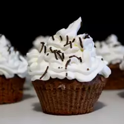 Cupcakes mit flüssiger Schokolade und Sahne