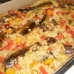 Gebackene Makrelen mit Reis und Gemüse im Ofen