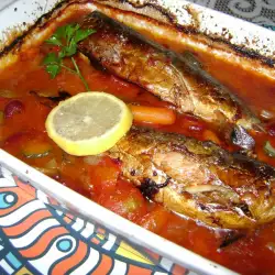 Makrele in Tomatensoße mit Bohnen und Essiggurken