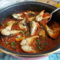 Makrele mit Tomatensoße und Zwiebeln im Ofen