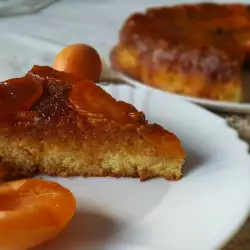 Gestürzter saftiger Aprikosenkuchen