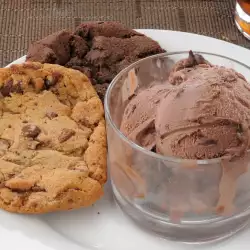 Eiscreme mit Zimt und Schokolade
