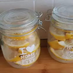 Eingelegtes gemüse mit Zitronen