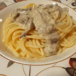 Spaghetti mit weißer Soße und Pilzen