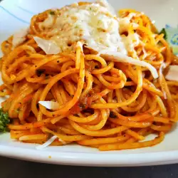 Spaghetti mit Hähnchen und Tomaten