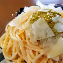 Pasta mit Pesto und Parmesan