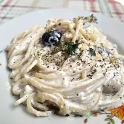 Spaghetti mit Käsesoße und Pilzen