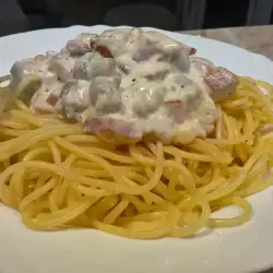Spaghetti mit Speck, Champignons und Sahnesoße