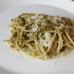 Vegetarische Spaghetti mit Basilikum