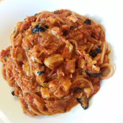 Spaghetti mit Hähnchenfilet und Tomatensoße