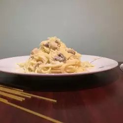 Spaghetti mit Hähnchen, Pilzen und Sahnesoße