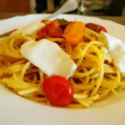 Spaghetti mit Cherrytomaten und Büffelmozzarella