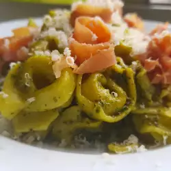 Pasta mit Pesto und Basilikum