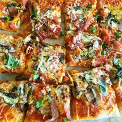 Leichte Pizza mit Spinat, Pilzen und Zucchini