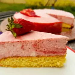 Parfait Torte mit Erdbeeren und Sahne