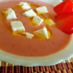 Gazpacho mit Erdbeeren, Fetakäse und Thymian