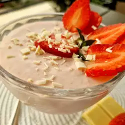 Erdbeermousse mit Sahne und weißer Schokolade