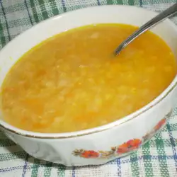 Gesunde Suppe aus roten Linsen