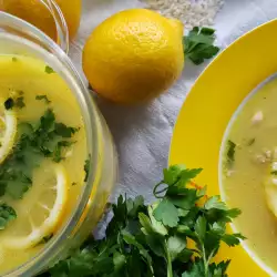 Suppe mit Zitronen