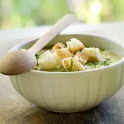Cremesuppe aus Erbsen und Kartoffeln