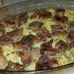 Saftiges Schweinefleisch mit Reis im Ofen